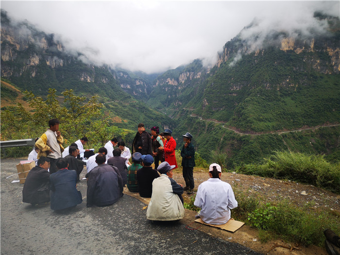 入户时在山区坐在公路边碰见感染者后，现场进行服药指导和用药情况调查.jpg