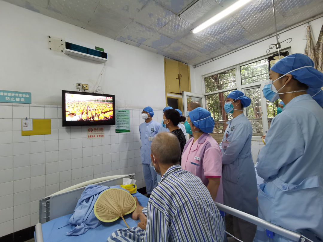 病区患者收看4.jpg