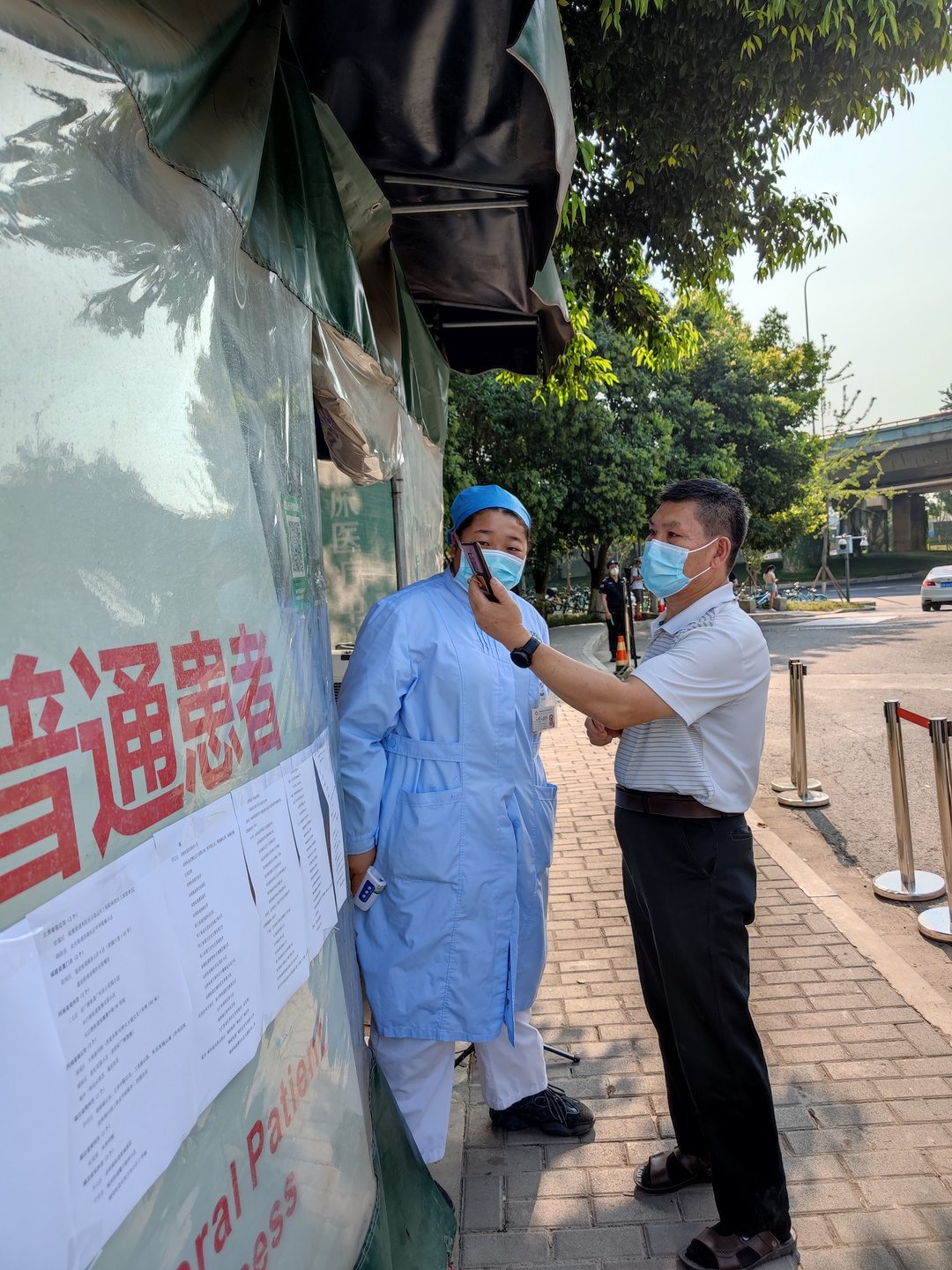 门急诊党支部为来院患者亮码、测温、询问流行病学史.jpg