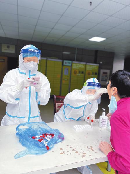 省直机关党员干部积极参与疫情防控和抗震救灾
筑牢守护群众生命健康的“堡垒”「相关图片」