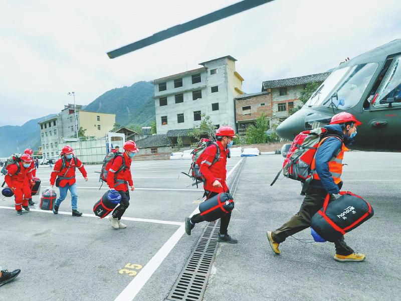 省直机关党员干部积极参与疫情防控和抗震救灾
筑牢守护群众生命健康的“堡垒”「相关图片」