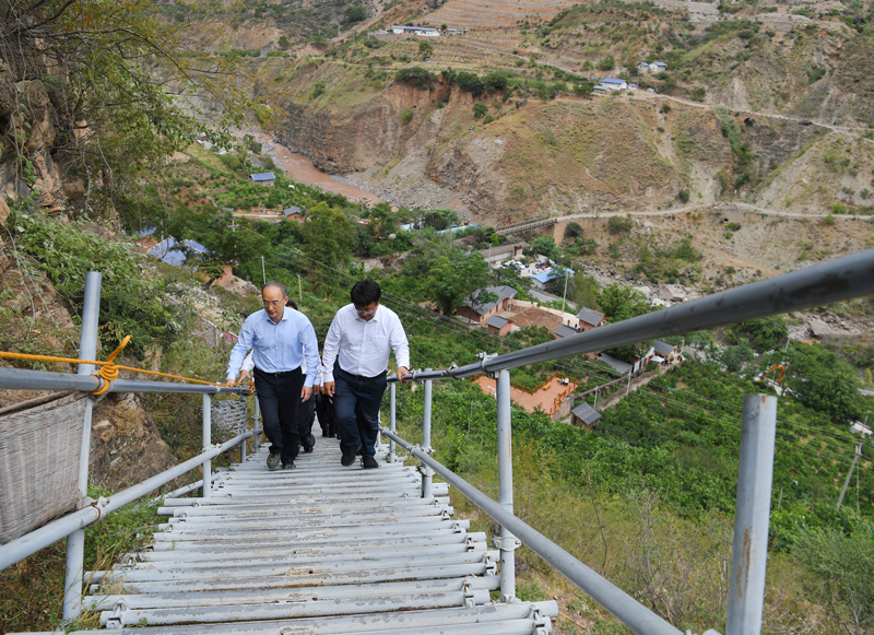 黄强在凉山州调研并主持召开安宁河流域高质量发展座谈会时强调
持续巩固拓展脱贫攻坚成果全面推进乡村振兴
全力推动安宁河流域高质量发展为全省大局多作贡献「相关图片」